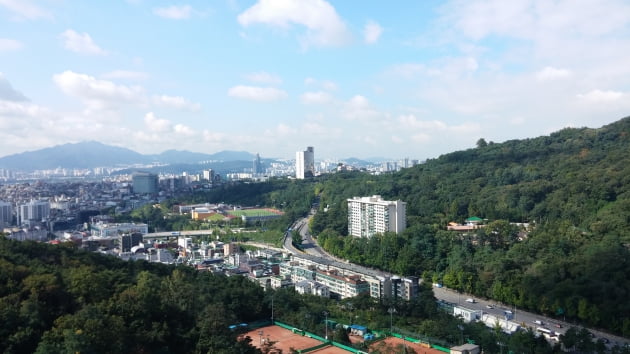 중구 남산타운 3,4,5동 라인에선 남산과 이태원이 보이고 멀리 한강과 관악산이 조망된다