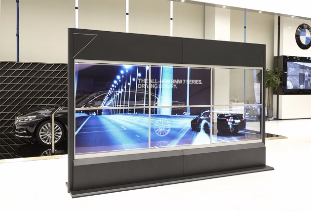 인천 영종도 BMW 드라이빙센터에 설치된 삼성전자의 투명 유기발광다이오드(OLED) 디스플레이 비디오월. / 사진=삼성전자 제공
