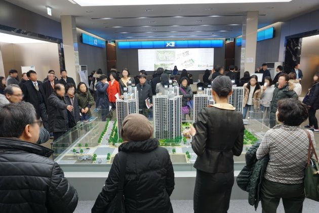 지난 15일 서울 강남구 영동대로 319 자이갤러리 1층에 오픈한 GS건설의 신반포자이 견본주택 내방객들이 단지 모형을 둘러보며 분양 관계자의 설명을 듣고 있다. GS건설 제공