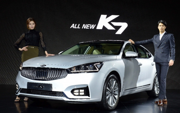 기아자동차는 26일 서울 삼성동 인터콘티넨탈호텔에서 신형 K7을 공식 출시했다. 남녀 모델이 신차와 함께 기념촬영을 하고 있다. (사진=기아차 제공)