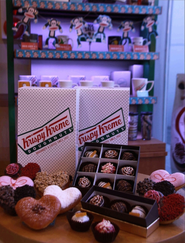 크리스피 크림 도넛이 발렌타인 도넛을 한정 판매한다. (자료 = 크리스피 크림 도넛)