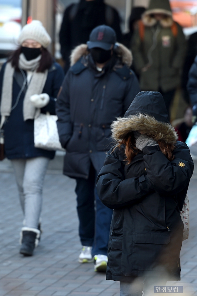 [포토] 올겨울 들어 가장 추운 날씨…잔뜩 웅크린 시민들