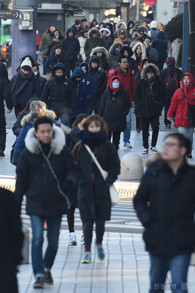 [포토] 매서운 추위에 발걸음 재촉하는 시민들