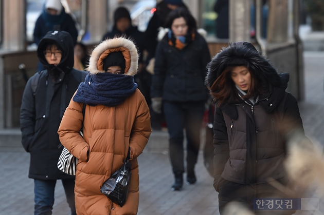 [포토] 매서운 한파에 꽁꽁 싸맨 시민들