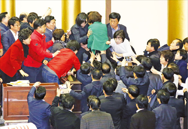 < 어디서 많이 본 난장판 의회 > 지난해 12월31일 누리과정 예산 편성을 놓고 경기도의회 본회의장 의장석을 점거한 새누리당 소속 도의원들과 의장석을 차지하려는 더불어민주당 소속 도의원들이 몸싸움을 벌이고 있다. 연합뉴스