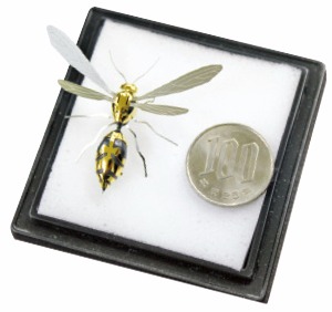 두께 50㎛의 금속 박판을 가공해 만든 곤충 모형. 