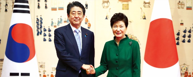 박근혜 대통령(오른쪽)과 아베 신조(安倍晋三) 일본 총리가 지난해 11월2일 서울에서 열린 한·중·일 정상회의 기간에 두 정상 취임 후 첫 한·일 양자 회담을 하고 현안을 논의했다. 두 나라는 한 달 보름 뒤 양국 관계의 최대 현안인 일본군 위안부 협상을 타결지었다. 한경DB