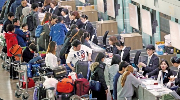 인천공항의 수하물 처리 기능이 정상화된 5일 여행객들이 짐을 부치고 있다. 연합뉴스