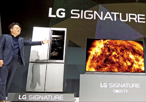 LG전자 최고기술책임자(CTO)인 안승권 사장이 새롭게 프리미엄 브랜드로 출시한 LG 시그니처 냉장고와 OLED TV, 공기청정기, 세탁기를 기자들에게 소개하고 있다. LG전자 제공 