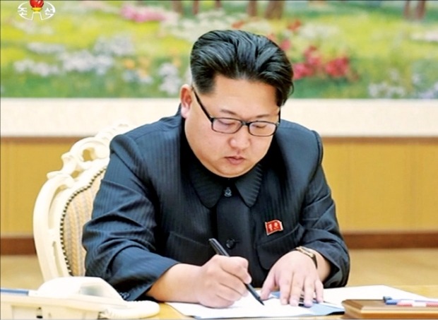 북한은 6일 성명을 통해 수소폭탄 실험 사실을 발표한 뒤 김정은 국방위원회 제1위원장이 수소탄 실험을 지시하는 문서에 서명하는 사진을 공개했다. 연합뉴스