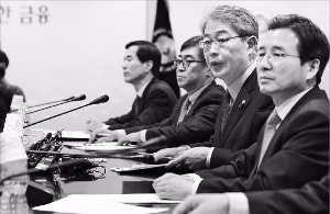 임종룡 금융위원장(오른쪽 두 번째)이 6일 서울 중구 금융위원회 회의실에서 범정부부처 긴급 대부업정책협의회 회의를 주재하고 있다. 금융위 제공 