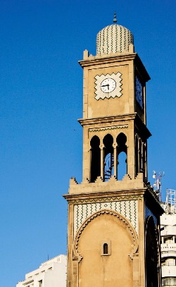 모로코 카사블랑카 시내의 시계탑 
