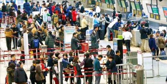 김해국제공항에서 출국자들이 줄을 길게 서 있다. 부산=김태현 기자