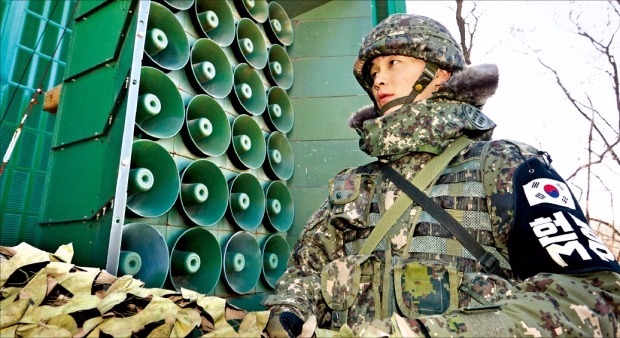 다시 켠 대북 확성기…북한, 병력 전진배치