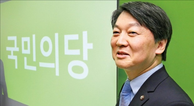 안철수 무소속 의원이 8일 서울 마포구 신당 당사에서 당명을 ‘국민의 당’으로 확정했다고 발표했다. 연합뉴스