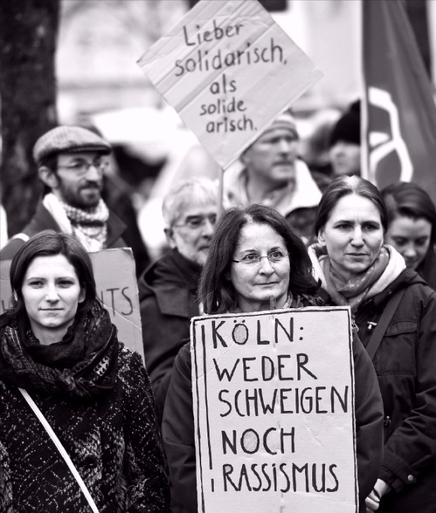 독일 입국 난민에 의한 집단 성폭력 사건이 발생한 쾰른에서 극우 성향의 시위대가 9일(현지시간) 난민 수용에 관대했던 앙겔라 메르켈 총리의 퇴진을 요구하며 시위를 벌이고 있다(왼쪽 사진). EPA연합뉴스
