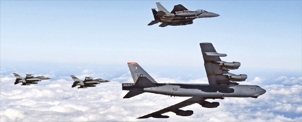 '핵 미사일 탑재' 미국 B-52 폭격기, 한반도 출격