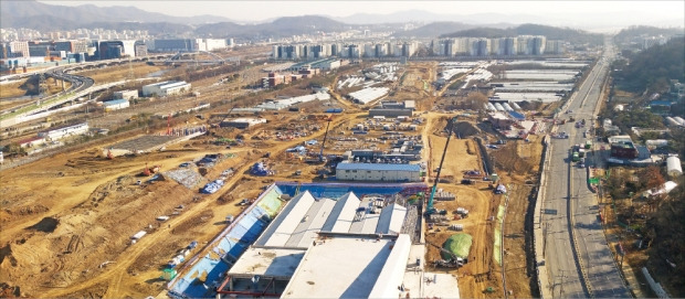 공공주택지구로 지정돼 복합개발을 앞둔 서울 강남 수서역세권 모습. 건설 중인 역사 위쪽으로 비닐하우스들이 빼곡히 들어서 있다. 오른쪽 도로가 밤고개로, 왼쪽이 수서차량기지다. 이해성 기자