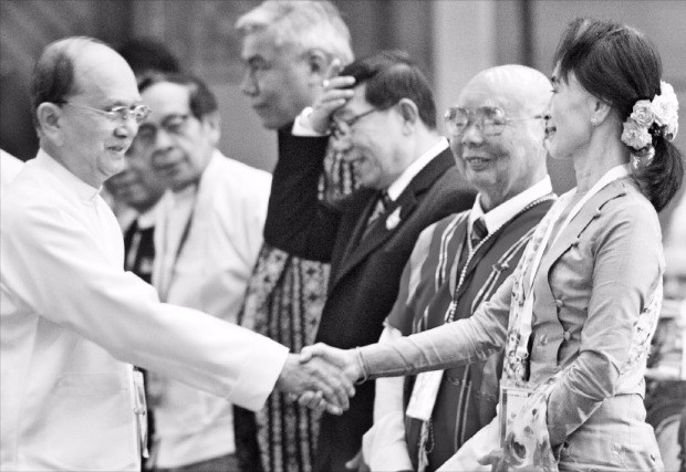미얀마 새 정부 3월 출범…대통령과 악수하는 수지 여사