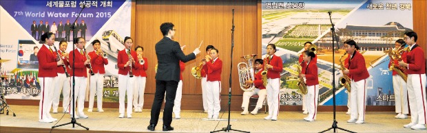 대구 기업의 ‘1사 1악기 기부운동’을 통해 악기를 갖게 된 학생들이 지난해 말 상공인 송년회에서 연주를 하고 있다. 대구상공회의소 제공