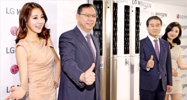 조성진 LG전자 대표이사 사장(왼쪽 두 번째)과 최상규 한국영업본부장(사장)이 12일 ‘2016년형 휘센 듀얼 에어컨’을 소개하고 있다. 연합뉴스