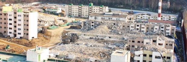 서울 강남권 재건축 사업이 속도를 내고 있다. 개포주공2단지 철거가 한창이다. 이 단지는 오는 3월 일반에 분양될 예정이다.  삼성물산 제공 
