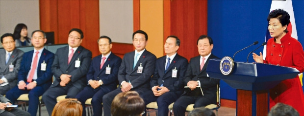 박근혜 대통령이 13일 청와대 춘추관에서 열린 신년 대(對)국민담화 및 기자회견에서 기자들의 질문에 답하고 있다. 강은구 기자 egkang@hankyung.com