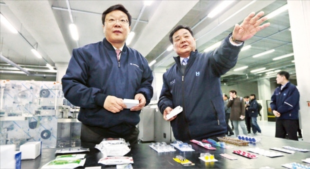 주형환 산업통상자원부 장관(왼쪽)은 13일 청와대에서 임명장을 받자마자 경기 부천시에 있는 수출 중소기업인 흥아기연을 방문해 현장 애로를 들었다. 산업통상자원부 제공