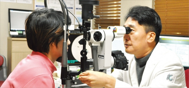 김성주 건양대 김안과병원 교수가 현미경을 이용해 눈물길이 좁아진 환자를 진찰하고 있다. 김안과병원 제공