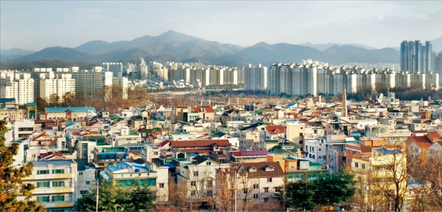 혁신도시로 지정되면서 공공기관 등이 들어선 전주 서부신시가지에 새 아파트가 늘고 있다. 전주 덕진구 팔복동 황방산에서 바라본 전경. 윤아영 기자