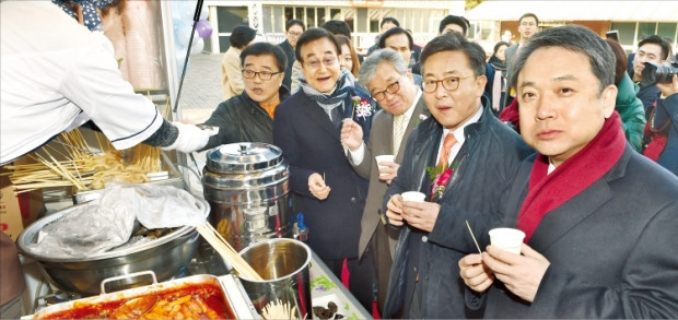 15일 경기 과천 ‘렛츠런파크서울’(서울경마공원)에서 열린 탈북민 푸드트럭 개업식 행사에 참석한 정진행 현대자동차 사장(오른쪽부터)과 홍용표 통일부 장관, 손광주 남북하나재단 이사장, 현명관 한국마사회장이 푸드트럭에서 어묵을 맛보고 있다. 강은구 기자 egkang@hankyung.com