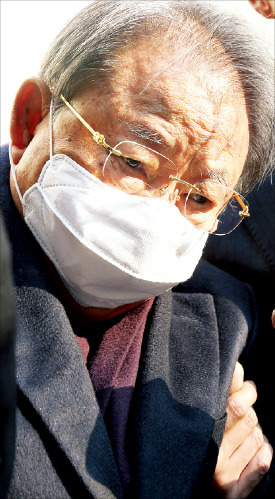 조석래 효성 회장이 15일 1심 선고를 받은 뒤 부축을 받으며 서울중앙지법을 나서고 있다. 연합뉴스