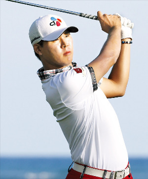 김시우가 17일(한국시간) 미국 하와이 호놀룰루에서 열린 미국프로골프(PGA) 투어 소니오픈 3라운드 17번홀(파3)에서 아이언 티샷을 한 뒤 날아가는 공을 바라보고 있다. AFP연합뉴스
