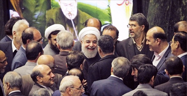 이란 제재 해제 이후…밝게 웃는 로하니 대통령 