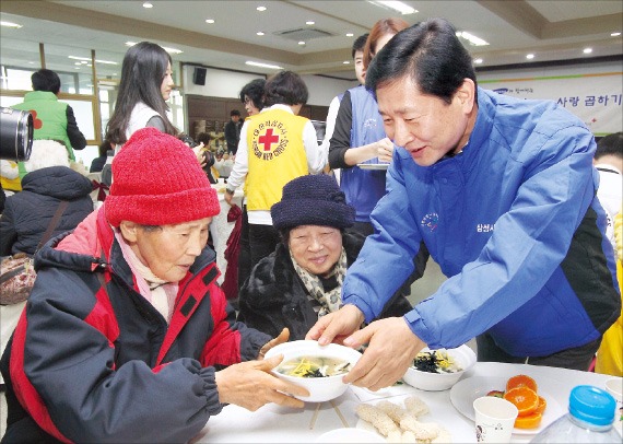 < “할머니 떡국 드세요” > 윤주화 삼성사회봉사단 사장(오른쪽)이 18일 대한적십자사 서울지사로 초청한 서울 강동구 거주 독거노인들에게 떡국을 대접하고 있다. 삼성 제공