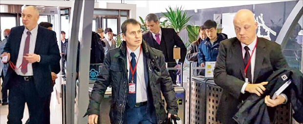 19일 폭스바겐 독일 본사의 프리드리히 요한 아이슐러 파워트레인 총괄 책임자(가운데) 등 폭스바겐 본사 임원들이 환경부를 방문했다. 연합뉴스