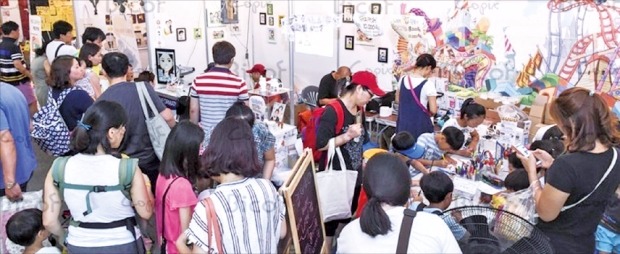 지난해 8월 열린 부천국제만화축제(Bicof)의 특설만화마켓관에서 관람객들이 만화 캐릭터 상품을 고르고 있다. 한국만화영상진흥원 제공