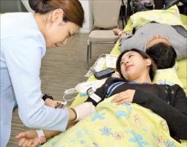 삼성 임직원이 21일 헌혈 캠페인에 참여하고 있다. 삼성 제공