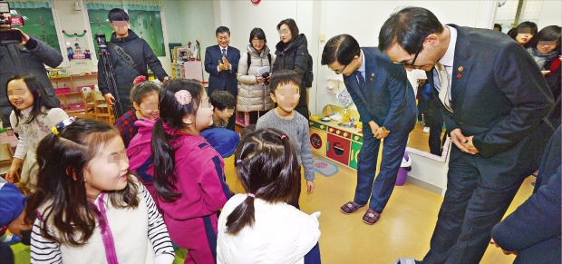 < ‘보육대란’ 현장 찾은 이준식 부총리 > 이준식 부총리 겸 교육부 장관(오른쪽)이 22일 서울 용산구 일민유치원을 찾아 수업을 참관한 뒤 어린이들에게 인사하고 있다. 이날 유치원 방문은 누리과정 교육비 지원에 대한 현장 의견을 듣기 위해 마련됐다. 연합뉴스