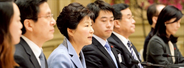 박근혜 대통령은 22일 외교·국방·통일부 업무보고를 받는 자리에서 “원칙 있는 대북정책이 남북관계 개선을 위한 가장 빠른 길”이라고 말했다. 강은구 기자 egkang@hankyung.com
