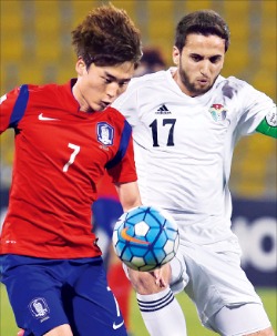한국의 문창진(왼쪽)이 23일 밤 카타르 도하에서 열린 2016 AFC U-23 챔피언십 8강 요르단과의 경기에서 드리블을 하고 있다. 연합뉴스