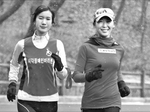 시각장애인과 함께 뛰고 있는 김영아 과장(오른쪽). 