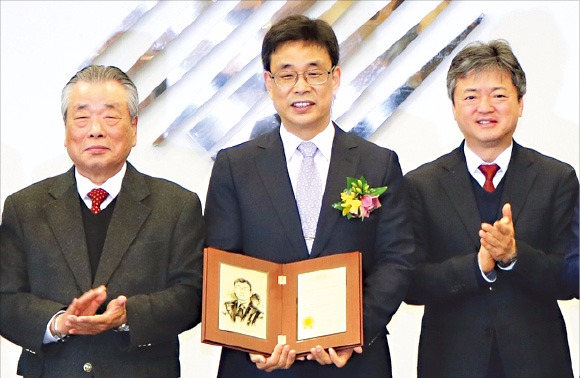 김덕술 삼해상사 대표가 26일 한국무역협회와 산업통상자원부, 한국경제신문사가 선정한 제85회 ‘한국을 빛낸 이달의 무역인상’을 받았다. 왼쪽부터 삼해상사 창업주인 김광중 회장, 김 대표, 이인호 산업부 무역투자실장. 한국무역협회 제공