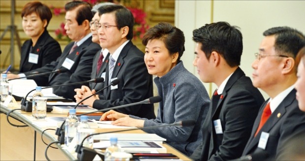 < 국가 혁신은 법질서 확립부터 > 박근혜 대통령은 26일 행정자치·법무·환경부와 국민안전처·국민권익위원회 업무보고를 받는 자리에서 “법질서를 확립하고 투명한 사회를 만들어 가는 것이 국가 혁신의 기초가 된다는 점을 유념해달라”고 말했다.  강은구 기자 egkang@hankyung.com 