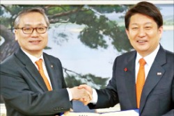 권영진 대구시장(오른쪽)과 신현우 한화테크윈 대표가 26일 대구시청에서 스마트 로봇산업 육성을 위한 업무 협약을 맺었다. 대구시 제공 