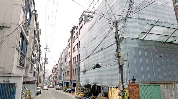 서울 서초구 방배동에 신축 중인 다가구주택. 