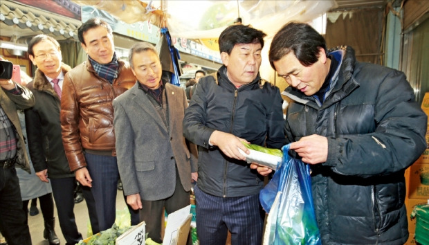 설 앞두고 재래시장 찾은 중소기업단체장들 