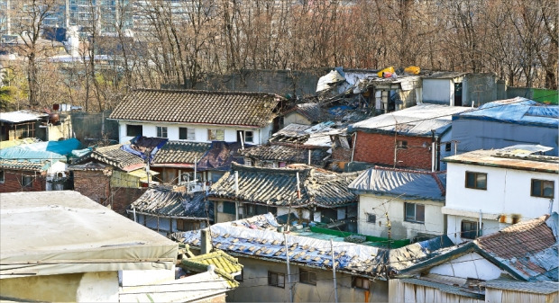 서울 종로구 사직2재개발구역에는 곧 쓰러질 것 같은 허름한 주택이 대부분이다. 2년 넘게 사업이 멈춰서 있는 까닭에 주인이 버리고 떠난 빈집이 절반 이상이라고 주민들은 전했다. 허문찬 기자 sweat@hankyung.com