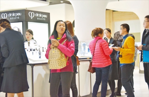 일본을 찾은 중국인 관광객들이 28일 오전 도쿄 미쓰코시백화점 긴자점 내 면세 화장품 코너를 둘러보고 있다. 미쓰코시백화점은 전날 도쿄에 첫 시내면세점을 개장했다. 도쿄=서정환 특파원