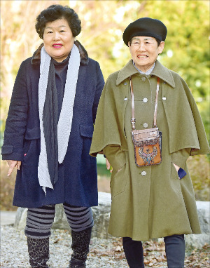 파독 간호사 민경임 씨(66·왼쪽)와 노금희 씨(77)가 29일 서울 중림동 한국경제신문사 근처에서 기자의 질문에 답하며 환하게 웃고 있다. 허문찬 기자 sweat@hankyung.com